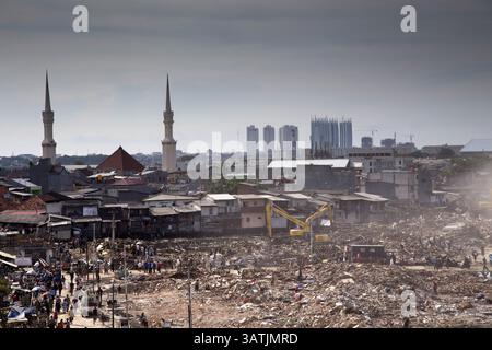 11. April 2016 – Nord-Jakarta, Jakarta, Indonesien – Jakarta, 11. April 2016: Die Regierung von Jakarta beginnt mit dem Abriss des Dorfes Luar Batang in Nord-Jakarta als Teil der Wiederbelebung des Flusses ciliwung. Die Regierung von Jakarta plant den Bau eines modernen plaza am Abbruchplatz, spezialisiert auf den Verkauf von frischem Fisch. (Bild: © Donal Husni via ZUMA Wire) Stockfoto