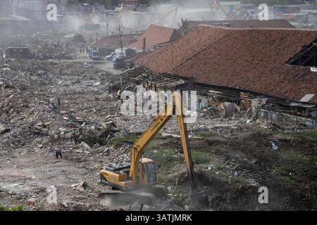 11. April 2016 – Nord-Jakarta, Jakarta, Indonesien – Jakarta, 11. April 2016: Die Regierung von Jakarta beginnt mit dem Abriss des Dorfes Luar Batang in Nord-Jakarta als Teil der Wiederbelebung des Flusses ciliwung. Die Regierung von Jakarta plant den Bau eines modernen plaza am Abbruchplatz, spezialisiert auf den Verkauf von frischem Fisch. (Bild: © Donal Husni via ZUMA Wire) Stockfoto