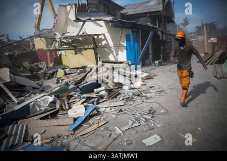 11. April 2016 – Nord-Jakarta, Jakarta, Indonesien – Jakarta, 11. April 2016: Die Regierung von Jakarta beginnt mit dem Abriss des Dorfes Luar Batang in Nord-Jakarta als Teil der Wiederbelebung des Flusses ciliwung. Die Regierung von Jakarta plant den Bau eines modernen plaza am Abbruchplatz, spezialisiert auf den Verkauf von frischem Fisch. (Bild: © Donal Husni via ZUMA Wire) Stockfoto