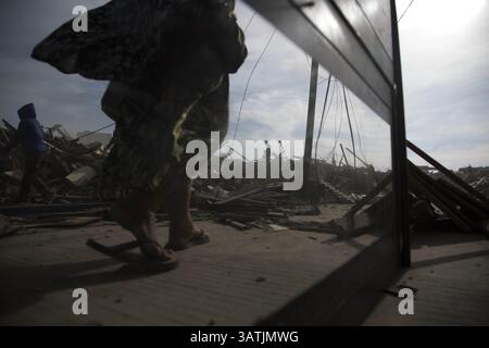 11. April 2016 - Nord-Jakarta, Jakarta, Indonesien - Jakarta, 11. April 2016 : Refelection of Resident and Scavenger in the Ruine Building. Die Regierung von Jakarta begann mit dem Abriss des Dorfes Luar Batang in Nord-Jakarta als Teil der Wiederbelebung des ciliwung River. Die Regierung von Jakarta plant den Bau eines modernen plaza am Abbruchplatz, spezialisiert auf den Verkauf von frischem Fisch. (Bild: © Donal Husni via ZUMA Wire) Stockfoto