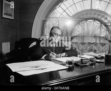 26. Januar 2016 – US-Präsident Franklin Roosevelt unterzeichnet Bills im White House, Washington DC, USA, um 1936 (Foto: © Glasshouse Via ZUMA Wire) Stockfoto