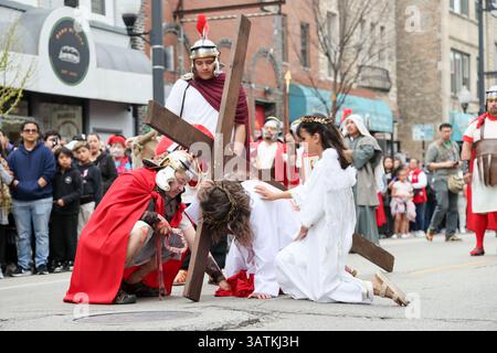 Chicago, USA. April 2025. Die 7. Station der COSS, wo Jesus zum zweiten Mal fällt, wird bei der 48. Jährlichen Via Crucis - Living Way of the Cross nachgespielt, die am Karfreitag im Viertel Pilsen in Chicago am 18. April 2025 stattfand. Dies ist eine Nachstellung der 14 Stationen des Kreuzes, die Tausende in Chicago Pilsens Nachbarschaft bringt. (Foto: Alexandra Buxbaum/SIPA USA) Credit: SIPA USA/Alamy Live News Stockfoto