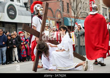 Chicago, USA. April 2025. Die 7. Station der COSS, wo Jesus zum zweiten Mal fällt, wird bei der 48. Jährlichen Via Crucis - Living Way of the Cross nachgespielt, die am Karfreitag im Viertel Pilsen in Chicago am 18. April 2025 stattfand. Dies ist eine Nachstellung der 14 Stationen des Kreuzes, die Tausende in Chicago Pilsens Nachbarschaft bringt. (Foto: Alexandra Buxbaum/SIPA USA) Credit: SIPA USA/Alamy Live News Stockfoto