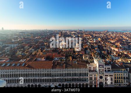 Von der Spitze des Markusgeländes aus entfaltet sich ein atemberaubender Panoramablick auf Venedig Stockfoto
