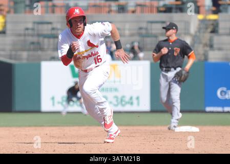 22. Mai 2016: Charlie Tilson, Center Fielder aus Memphis, läuft während des siebten Inning eines MiLB-Baseballspiels zwischen dem Round Rock Express und Memphis Redbirds im AutoZone Park in Memphis, TN. Memphis gewann mit 8:1. Austin McAfee/CSM(Kreditbild: © Austin McAfee/CSM via ZUMA Wire) Stockfoto