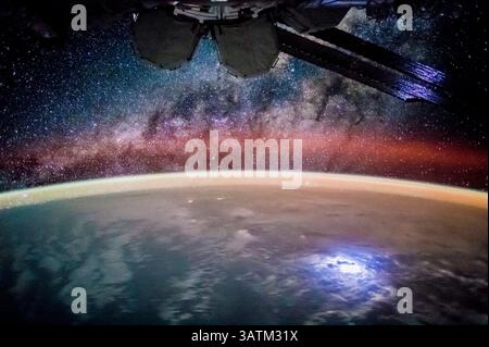 17. Mai 2016 - Weltraum - Astronauten an Bord der Internationalen Raumstation (ISS) sehen die Welt bei Nacht auf jeder Umlaufbahn, das sind 16 Mal pro Crew-Tag. Ein Astronaut machte dieses kurze Foto von den Nachtlichtern der Erde, während er über die abgelegenen Gebiete des zentralen äquatorialen Pazifischen Ozeans blickte. Die ISS überquerte damals den Inselstaat Kiribati, etwa 2600 Kilometer (1.600 Meilen) südlich von Hawaii. Die dunklen Flecken sind dichte Staubwolken im anÊinner Spiralarm unserer Galaxie; solche Wolken können unsere Sicht auf Sterne in Richtung Zentrum blockieren. (Kreditbild: © NASA/ZUMAPRESS.com) Stockfoto