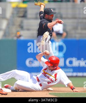 22. Mai 2016: Fresno Second Baseman Nolan Fontana (oben) versucht, den Memphis-Läufer Patrick Wisdom (unten) beim vierten Inning eines MiLB-Baseballspiels zwischen dem Round Rock Express und Memphis Redbirds im AutoZone Park in Memphis (TN) zu vermeiden. Memphis gewann mit 8:1. Austin McAfee/CSM(Kreditbild: © Austin McAfee/CSM via ZUMA Wire) Stockfoto