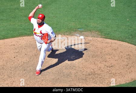 22. Mai 2016: Der Memphis Pitcher Juan Gonzalez liefert während des neunten Inning eines MiLB-Baseballspiels zwischen dem Round Rock Express und Memphis Redbirds im AutoZone Park in Memphis, TN. Memphis gewann mit 8:1. Austin McAfee/CSM(Kreditbild: © Austin McAfee/CSM via ZUMA Wire) Stockfoto