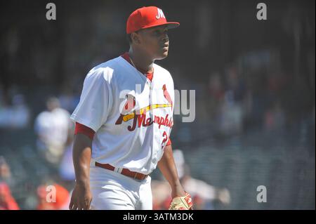 22. Mai 2016: Der Memphis Pitcher Alex Reyes geht zurück zum Dugout nach einer Serie während des vierten Inning eines MiLB-Baseballspiels zwischen dem Round Rock Express und Memphis Redbirds im AutoZone Park in Memphis, TN. Memphis gewann mit 8:1. Austin McAfee/CSM(Kreditbild: © Austin McAfee/CSM via ZUMA Wire) Stockfoto