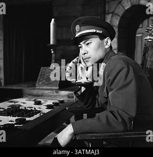 24. Mai 2016 – London, England, Vereinigtes Königreich – 24. Mai 2016 – Aktendarsteller BURT KWOUK, der vor allem für die Rolle von Inspector Clouseaus Manservant Cato in den Pink Panther Films bekannt war, starb im Alter von 85 Jahren. Er trat in sieben Pink Panther Filmen gegenüber P. Sellers als Clouseaus Diener auf, der regelmäßig seinen Arbeitgeber attackierte, um ihn wachsam zu halten. Außerdem spielte er von 2002 bis 2010 in der BBC-Sitcom Last of the Summer Wine. Geboren in Manchester, aufgewachsen in Shanghai, erhielt der Schauspieler einen OBE in der New Year Honour List 2011. Im Bild: 15. Juni 1962 - ...'Mann der Welt' - 'die Grenze' - Burt Kwouk und A Stockfoto