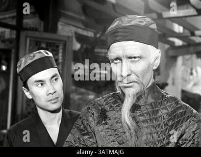 24. Mai 2016 – London, England, Vereinigtes Königreich – 24. Mai 2016 – Aktendarsteller BURT KWOUK, der vor allem für die Rolle von Inspector Clouseaus Manservant Cato in den Pink Panther Films bekannt war, starb im Alter von 85 Jahren. Er trat in sieben Pink Panther Filmen gegenüber P. Sellers als Clouseaus Diener auf, der regelmäßig seinen Arbeitgeber attackierte, um ihn wachsam zu halten. Außerdem spielte er von 2002 bis 2010 in der BBC-Sitcom Last of the Summer Wine. Geboren in Manchester, aufgewachsen in Shanghai, erhielt der Schauspieler einen OBE in der New Year Honour List 2011. Im Bild: 15. Juni 1962 - ...'Mann der Welt' - 'die Grenze' - Burt Kwouk und A Stockfoto