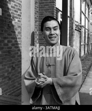 24. Mai 2016 – London, England, Vereinigtes Königreich – 24. Mai 2016 – Aktendarsteller BURT KWOUK, der vor allem für die Rolle von Inspector Clouseaus Manservant Cato in den Pink Panther Films bekannt war, starb im Alter von 85 Jahren. Er trat in sieben Pink Panther Filmen gegenüber P. Sellers als Clouseaus Diener auf, der regelmäßig seinen Arbeitgeber attackierte, um ihn wachsam zu halten. Außerdem spielte er von 2002 bis 2010 in der BBC-Sitcom Last of the Summer Wine. Geboren in Manchester, aufgewachsen in Shanghai, erhielt der Schauspieler einen OBE in der New Year Honour List 2011. Im Bild: 15. Juni 1963 – „The sentimental Agent“ TV-Episode 1 – All That Jazz. Bur Stockfoto