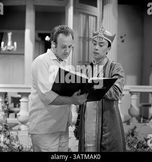 24. Mai 2016: Der Schauspieler BURT KWOUK, der vor allem für die Rolle von Inspector Clouseaus Manservant Cato in den Pink Panther Films bekannt war, starb im Alter von 85 Jahren. Er trat in sieben Pink Panther Filmen gegenüber P. Sellers als Clouseaus Diener auf, der regelmäßig seinen Arbeitgeber attackierte, um ihn wachsam zu halten. Außerdem spielte er von 2002 bis 2010 in der BBC-Sitcom Last of the Summer Wine. Geboren in Manchester, aufgewachsen in Shanghai, erhielt der Schauspieler einen OBE in der New Year Honour List 2011. Im Bild: 15. Juni 1961 – Burt Kwouk, hinter den Kulissen... „The Avengers“ Serie 1. TV-Programm - 1961..Serie 1: Kill the King TV Stockfoto