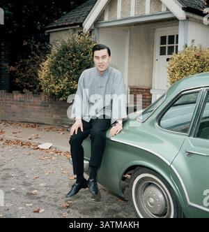 24. Mai 2016 – London, England, Vereinigtes Königreich – 24. Mai 2016 – Aktendarsteller BURT KWOUK, der vor allem für die Rolle von Inspector Clouseaus Manservant Cato in den Pink Panther Films bekannt war, starb im Alter von 85 Jahren. Er trat in sieben Pink Panther Filmen gegenüber P. Sellers als Clouseaus Diener auf, der regelmäßig seinen Arbeitgeber attackierte, um ihn wachsam zu halten. Außerdem spielte er von 2002 bis 2010 in der BBC-Sitcom Last of the Summer Wine. Geboren in Manchester, aufgewachsen in Shanghai, erhielt der Schauspieler einen OBE in der New Year Honour List 2011. Im Bild: 15. Juni 1963 – Folge 10 – Abschluss Der Schule – Burt Kwouk „The Sentiment“ Stockfoto