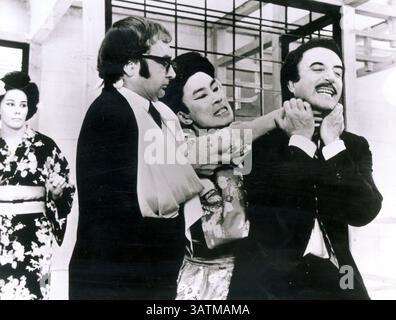 24. Mai 2016: Der Schauspieler BURT KWOUK, der vor allem für die Rolle von Inspector Clouseaus Manservant Cato in den Pink Panther Films bekannt war, starb im Alter von 85 Jahren. Er trat in sieben Pink Panther Filmen gegenüber P. Sellers als Clouseaus Diener auf, der regelmäßig seinen Arbeitgeber attackierte, um ihn wachsam zu halten. Außerdem spielte er von 2002 bis 2010 in der BBC-Sitcom Last of the Summer Wine. Geboren in Manchester, aufgewachsen in Shanghai, erhielt der Schauspieler einen OBE in der New Year Honour List 2011. 1975 – The Return of the Pink Panther Stills, Burt Kwouk als Cato, Peter Sellers. (Kreditbild: © United Artists/E Stockfoto