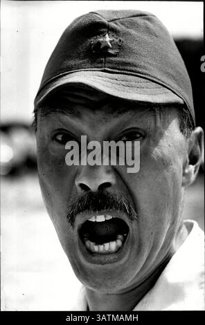 24. Mai 2016: Der Schauspieler BURT KWOUK, der vor allem für die Rolle von Inspector Clouseaus Manservant Cato in den Pink Panther Films bekannt war, starb im Alter von 85 Jahren. Er trat in sieben Pink Panther Filmen gegenüber P. Sellers als Clouseaus Diener auf, der regelmäßig seinen Arbeitgeber attackierte, um ihn wachsam zu halten. Außerdem spielte er von 2002 bis 2010 in der BBC-Sitcom Last of the Summer Wine. Geboren in Manchester, aufgewachsen in Shanghai, erhielt der Schauspieler einen OBE in der New Year Honour List 2011. Im Bild: 11. August 1981 - Burt Kwouk schreiend Befehle Er ist der Lagerkommandant im BBC-Fernsehen, noch immer aus Tenko. (Kreditbild: © Stockfoto