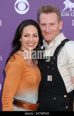 7. April 2013 – Las Vegas, NV, USA – 4. März 2016 – Joey Martin Feek, Mitglied des Country-Duos Joey + Rory, starb im Alter von 40 Jahren. Feek starb, nachdem er den Großteil der letzten zwei Jahre mit Krebs bekämpft hatte. 2014 wurde bei ihr Gebärmutterhalskrebs diagnostiziert und im Sommer wurde sie operiert. Im Juni 2015 erhielten sie und ihr Ehemann Rory die Nachricht, dass ihr Krebs zurückgekehrt war, gefolgt von einer verheerenden Diagnose, dass die Krankheit Stadium 4 erreicht hatte. Feek wurde anschließend umfassend operiert und einer aggressiven Chemotherapie und Strahlentherapie unterzogen. Am 23. Oktober enthüllte Rory das Dokument Stockfoto