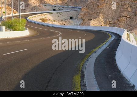 Kurvige Straße in den Jebel Hafeet Bergen in Al Ain, VAE, ein beliebtes Touristenziel. Familienwochenende Freizeitaktivitäten. Stockfoto