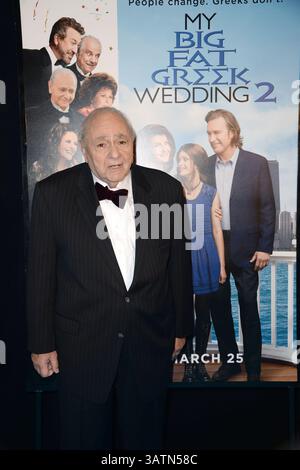 März 2016 - New York, NY, USA - 15. März 2016 New York City. Michael Constantine nahm am 15. März 2016 an der New Yorker Premiere „My Big Fat Greek Wedding 2“ im AMC Loews Lincoln Square 13 Theater in New York City Teil..... Quelle: Kristin Callahan/ACE Pictures. Tel.: (646) 769 0430.E-Mail: info@acepixs.com.web: (Bild: © Callahan/Ace Pictures via ZUMA Press) Stockfoto