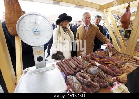 15. März 2016 – Osijek, KROATIEN – der britische Prinz Charles und die Herzogin Camilla von Cornwall inspizieren lokale Lebensmittel in Osijek, Kroatien, Dienstag, 15. März 2016. Das Königspaar besucht offiziell Kroatien, Kosovo, Montenegro und Serbien. (Bild: © Prensa Internacional Via ZUMA Wire) Stockfoto