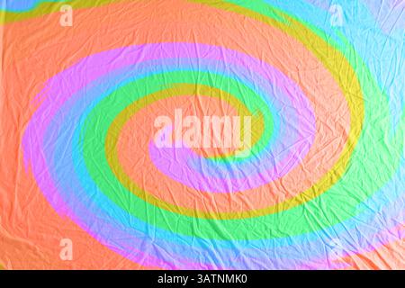Helles, mit Tie-Dye-Technik gefärbtes Gewebe. Textil mit Wirbeln in Regenbogenfarben Stockfoto