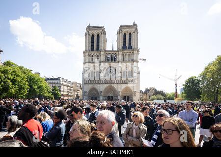 Paris, Frankreich. April 2025. Dutzende katholiken stehen während einer Karfreitagsmeditation vor der Kathedrale Notre-Dame de Paris. Dutzende von Menschen feierten am Karfreitag die Messe des Kreuzweges auf dem Platz der Kathedrale Notre-Dame de Paris in Paris. (Foto: Telmo Pinto/SOPA Images/SIPA USA) Credit: SIPA USA/Alamy Live News Stockfoto