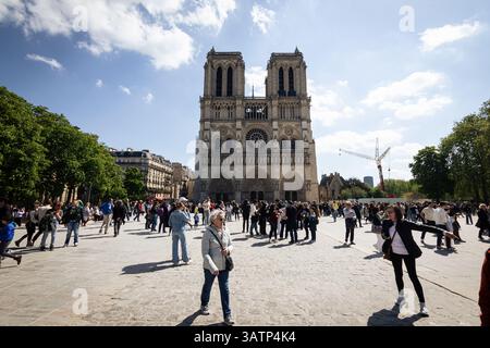 Paris, Frankreich. April 2025. Menschen, die während der Karfreitagsfeier vor der Kathedrale Notre-Dame de Paris gesehen werden. Dutzende von Menschen feierten am Karfreitag die Messe des Kreuzweges auf dem Platz der Kathedrale Notre-Dame de Paris in Paris. (Foto: Telmo Pinto/SOPA Images/SIPA USA) Credit: SIPA USA/Alamy Live News Stockfoto