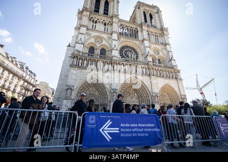 Paris, Frankreich. April 2025. Während der Karfreitagsfeier stehen die Menschen in der Warteschlange, um die Kathedrale Notre-Dame de Paris zu betreten. Dutzende von Menschen feierten am Karfreitag die Messe des Kreuzweges auf dem Platz der Kathedrale Notre-Dame de Paris in Paris. Quelle: SOPA Images Limited/Alamy Live News Stockfoto