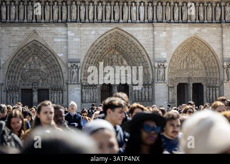 Paris, Frankreich. April 2025. Dutzende katholiken stehen während einer Karfreitagsmeditation vor der Kathedrale Notre-Dame de Paris. Dutzende von Menschen feierten am Karfreitag die Messe des Kreuzweges auf dem Platz der Kathedrale Notre-Dame de Paris in Paris. Quelle: SOPA Images Limited/Alamy Live News Stockfoto