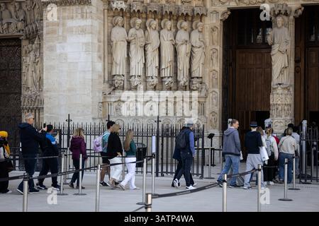 Paris, Frankreich. April 2025. Während der Karfreitagsfeier wurden Menschen beim Betreten der Kathedrale Notre-Dame de Paris gesehen. Dutzende von Menschen feierten am Karfreitag die Messe des Kreuzweges auf dem Platz der Kathedrale Notre-Dame de Paris in Paris. Quelle: SOPA Images Limited/Alamy Live News Stockfoto