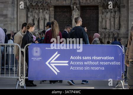 Paris, Frankreich. April 2025. Während der Karfreitagsfeier stehen die Menschen in der Warteschlange, um die Kathedrale Notre-Dame de Paris zu betreten. Dutzende von Menschen feierten am Karfreitag die Messe des Kreuzweges auf dem Platz der Kathedrale Notre-Dame de Paris in Paris. Quelle: SOPA Images Limited/Alamy Live News Stockfoto