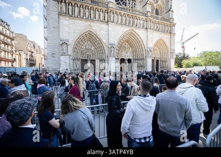Paris, Frankreich. April 2025. Während der Karfreitagsfeier stehen die Menschen in der Warteschlange, um die Kathedrale Notre-Dame de Paris zu betreten. Dutzende von Menschen feierten am Karfreitag die Messe des Kreuzweges auf dem Platz der Kathedrale Notre-Dame de Paris in Paris. (Foto: Telmo Pinto/SOPA Images/SIPA USA) Credit: SIPA USA/Alamy Live News Stockfoto