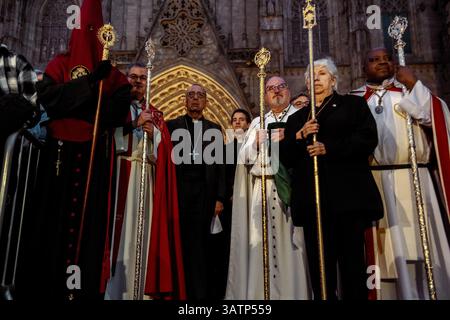 Barcelona, Spanien. April 2025. Kardinal OMELLA und Mitglieder der Bruderschaft Nuestra Senora de las Angustias und der Bruderschaft Gran Poder und Macarena Esperanza folgen dem Treffen ihrer Wagen vor der Kathedrale barcelonas während der Karfreitagsprozession Credit: Matthias Oesterle/Alamy Live News Stockfoto
