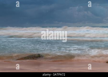 Moody Sunrise Seascape am Killcare Beach an der Central Coast von NSW, Australien. Stockfoto
