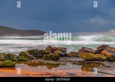 Moody Sunrise Seascape am Killcare Beach an der Central Coast von NSW, Australien. Stockfoto