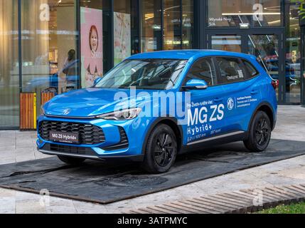 Bratislava, Slowakei - 15. April 2025 : neuer MG ZS Hybridwagen. Blue MG ZS Hybrid+ Kompakt-suv. Stockfoto