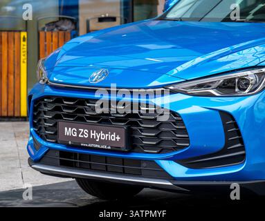 Bratislava, Slowakei - 15. April 2025 : neuer MG ZS Hybridwagen. Blue MG ZS Hybrid+ Kompakt-suv. Stockfoto