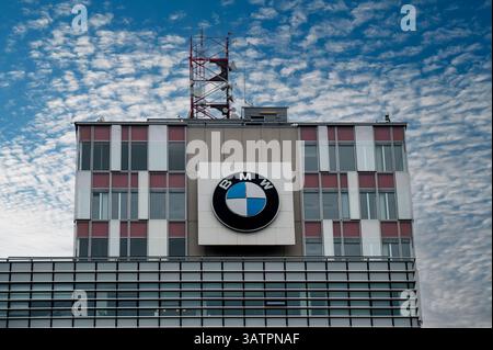 Bratislava, Slowakei - 15. April 2025 : Zeichen des BMW auf dem Gebäude. Die Bayerische Motoren Werke AG, die unter dem Namen BMW Group firmiert, ist ein deutscher multinationaler Mann Stockfoto