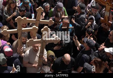 JERUSALEM – 18. APRIL: Christlich-orthodoxe Pilger halten Kreuze, während sie die Via Dolorosa in der Altstadt während der Karfreitagsprozession am 18. April 2025 in Jerusalem, Israel, durchlaufen. Christen feiern Karfreitag, um der Kreuzigung Jesu und seinem Tod am Kreuz zu gedenken. Stockfoto