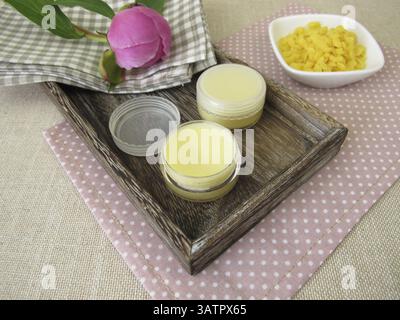 Hausgemachter Lippenbalsam mit Bienenwachs Stockfoto