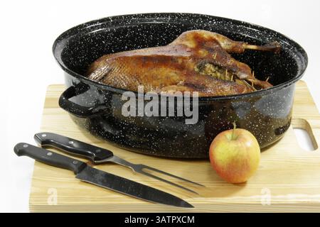 Knusprige Gänsebraten gefüllt mit Äpfeln in einem Gänsebraten Stockfoto