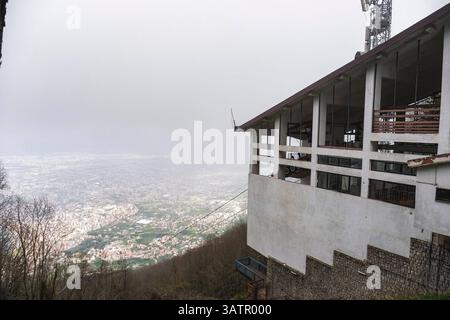 Nachrichten - Monte Faito Seilbahnabsturz Tag nach Faito Seilbahn - obere Station, Faito Seilbahnabsturz Castellammare di Stabia Neapel am Tag nach der Tragödie 18. April 2025. Napoli Monte Faito Seilbahn Italien Copyright: XAntonioxBalascox/xLiveMediax LPN 1822483 Stockfoto