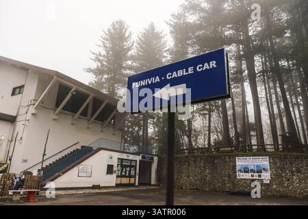 Nachrichten - Monte Faito Seilbahnabsturz Tag nach Faito Seilbahn - obere Station, Faito Seilbahnabsturz Castellammare di Stabia Neapel am Tag nach der Tragödie 18. April 2025. Napoli Monte Faito Seilbahn Italien Copyright: XAntonioxBalascox/xLiveMediax LPN 1822481 Stockfoto