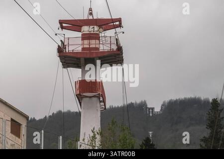 Nachrichten - Monte Faito Seilbahnabsturz Tag nach dem Zusammenbruch der Faito Seilbahn Castellammare di Stabia Neapel Tag nach der Tragödie 18. April 2025. Napoli Monte Faito Seilbahn Italien Copyright: XAntonioxBalascox/xLiveMediax LPN 1822474 Stockfoto