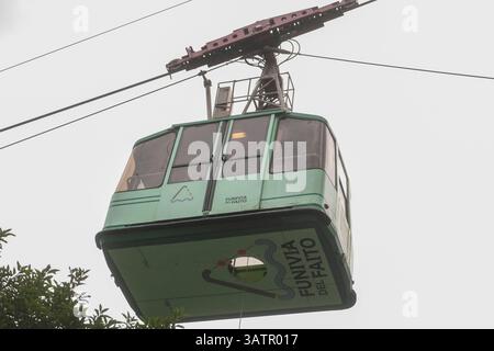 Nachrichten - Monte Faito Seilbahnabsturz Tag nach dem Zusammenbruch der Faito Seilbahn Castellammare di Stabia Neapel Tag nach der Tragödie 18. April 2025. Napoli Monte Faito Seilbahn Italien Copyright: XAntonioxBalascox/xLiveMediax LPN 1822460 Stockfoto
