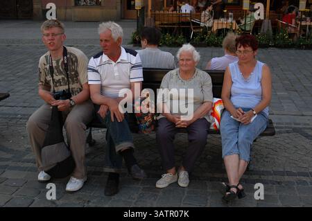 BRESLAU  POLEN 24. Juni 2005. Ältere polnische Leute und alte Häuser und Leute, die im Wraclaw Squire spazieren gehen... Stockfoto