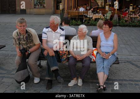 BRESLAU  POLEN 24. Juni 2005. Ältere polnische Leute und alte Häuser und Leute, die im Wraclaw Squire spazieren gehen... Stockfoto
