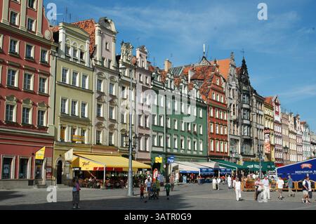 BRESLAU  POLEN 24. Juni 2005. Alte Häuser und Leute, die im Wraclaw Squire laufen... Stockfoto