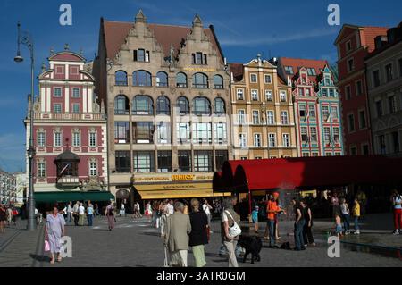 BRESLAU  POLEN 24. Juni 2005. Alte Häuser und Leute, die im Wraclaw Squire laufen... Stockfoto