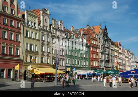 BRESLAU  POLEN 24. Juni 2005. Alte Häuser und Leute, die im Wraclaw Squire laufen... Stockfoto